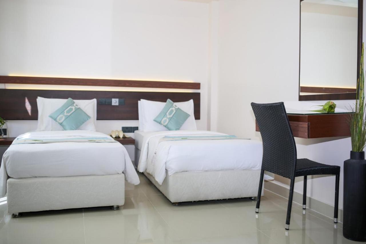 The White Harp Beach Hotel Malé Exterior foto