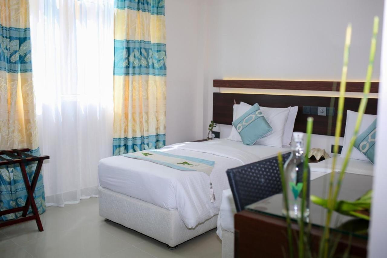 The White Harp Beach Hotel Malé Exterior foto