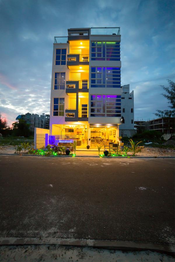 The White Harp Beach Hotel Malé Exterior foto