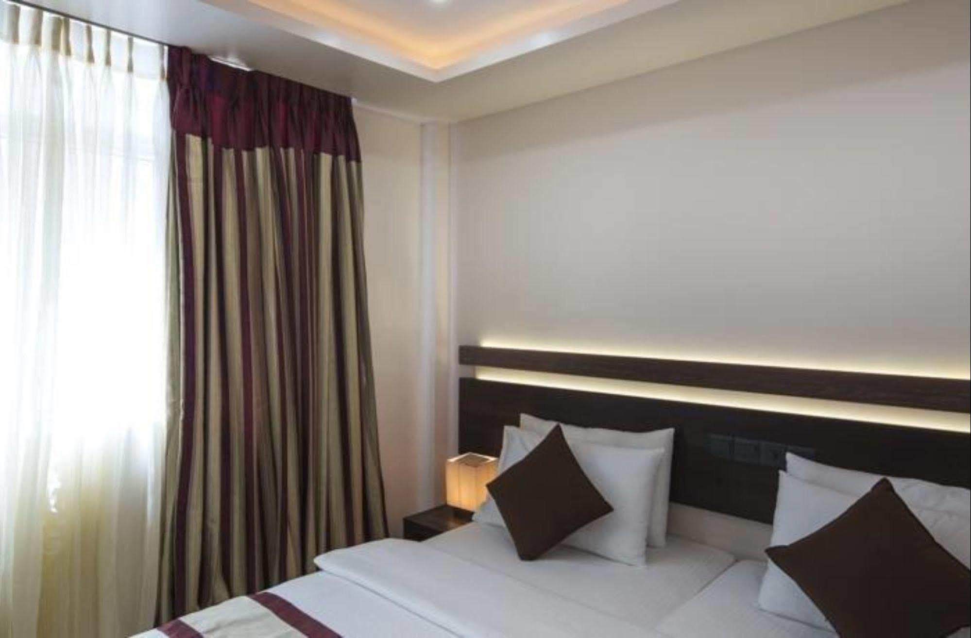 The White Harp Beach Hotel Malé Exterior foto