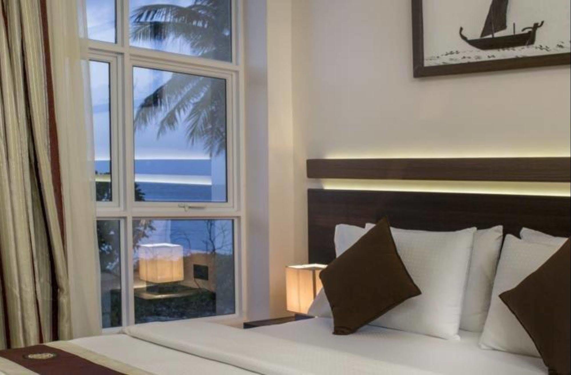 The White Harp Beach Hotel Malé Exterior foto