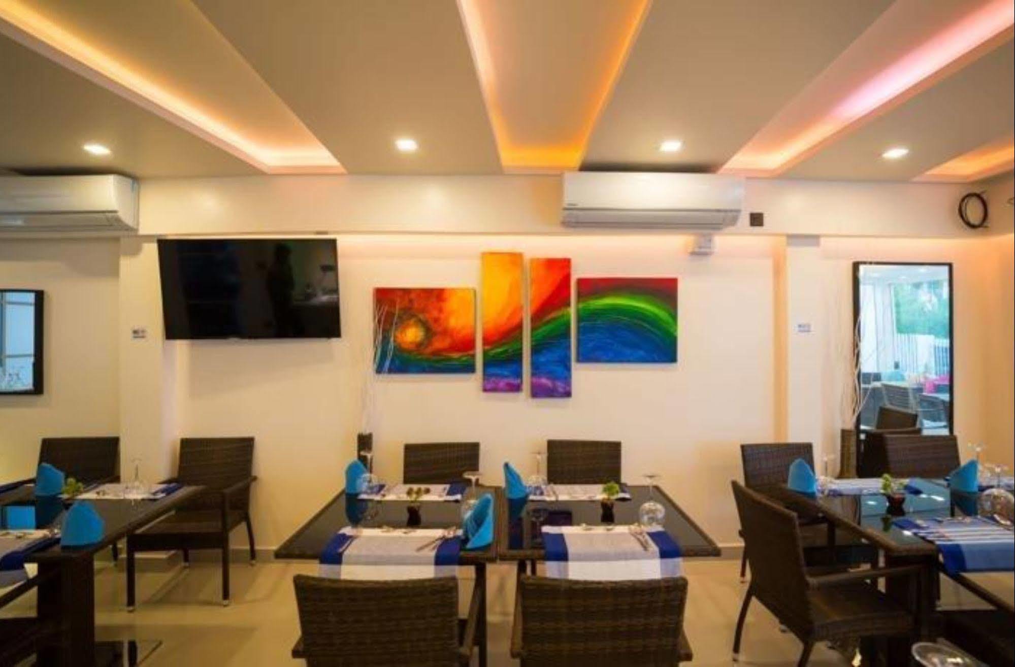 The White Harp Beach Hotel Malé Exterior foto